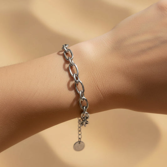 Catena Armband silberfarben am Handgelenk getragen.