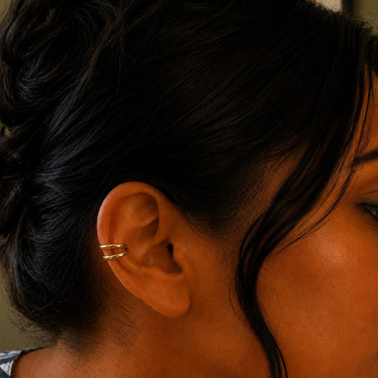 Martellato Ear Cuff in 14K Gold am Ohr getragen mit gehämmerter Doppelreihe.