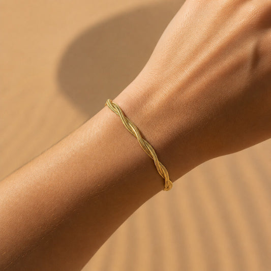 Goldfarbenes Intreccia Armband getragen am Handgelenk.