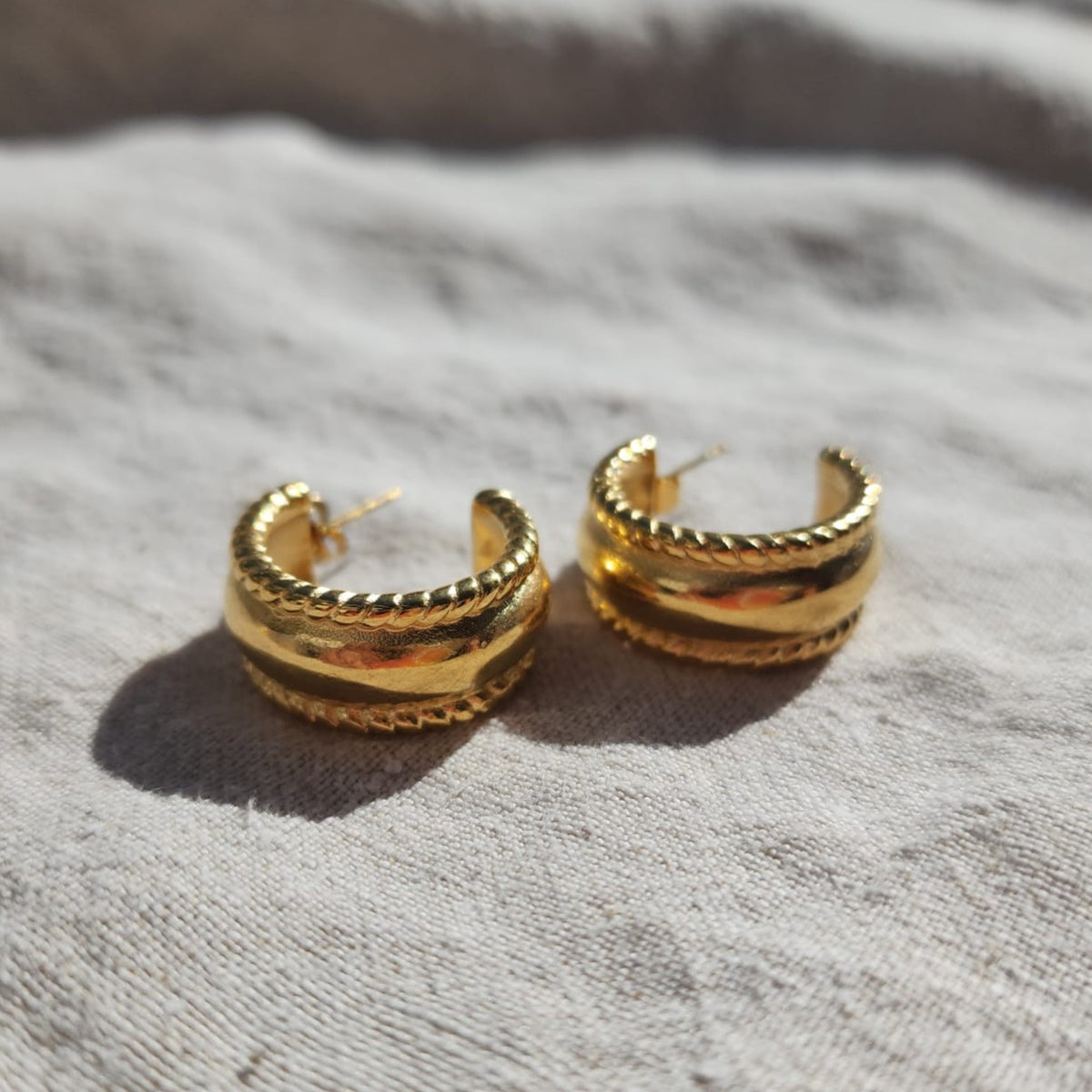 Ornella breite Creolen Gold aus Edelstahl mit 18K PVD-Vergoldung und Retro-Boho Kordelstruktur.