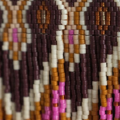 Nahaufnahme der bunt angeordneten Perlen des Modells Wine Aurora. Die Makro-Ansicht zeigt die feine Textur der handgereihten Miyuki Delica Perlen und verdeutlicht die authentische, ehrliche Handarbeit von EDELATELIER