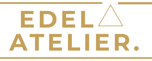 EDELATELIER. Logo in Gold – Horizontaler Schriftzug mit dem Slogan Gedacht. Gemacht. Geliebt. eingerahmt von zwei feinen Linien und einem Dreieck-Symbol.