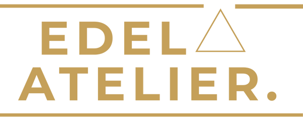 EDELATELIER. Logo in Gold – Horizontaler Schriftzug mit dem Slogan Gedacht. Gemacht. Geliebt. eingerahmt von zwei feinen Linien und einem Dreieck-Symbol.