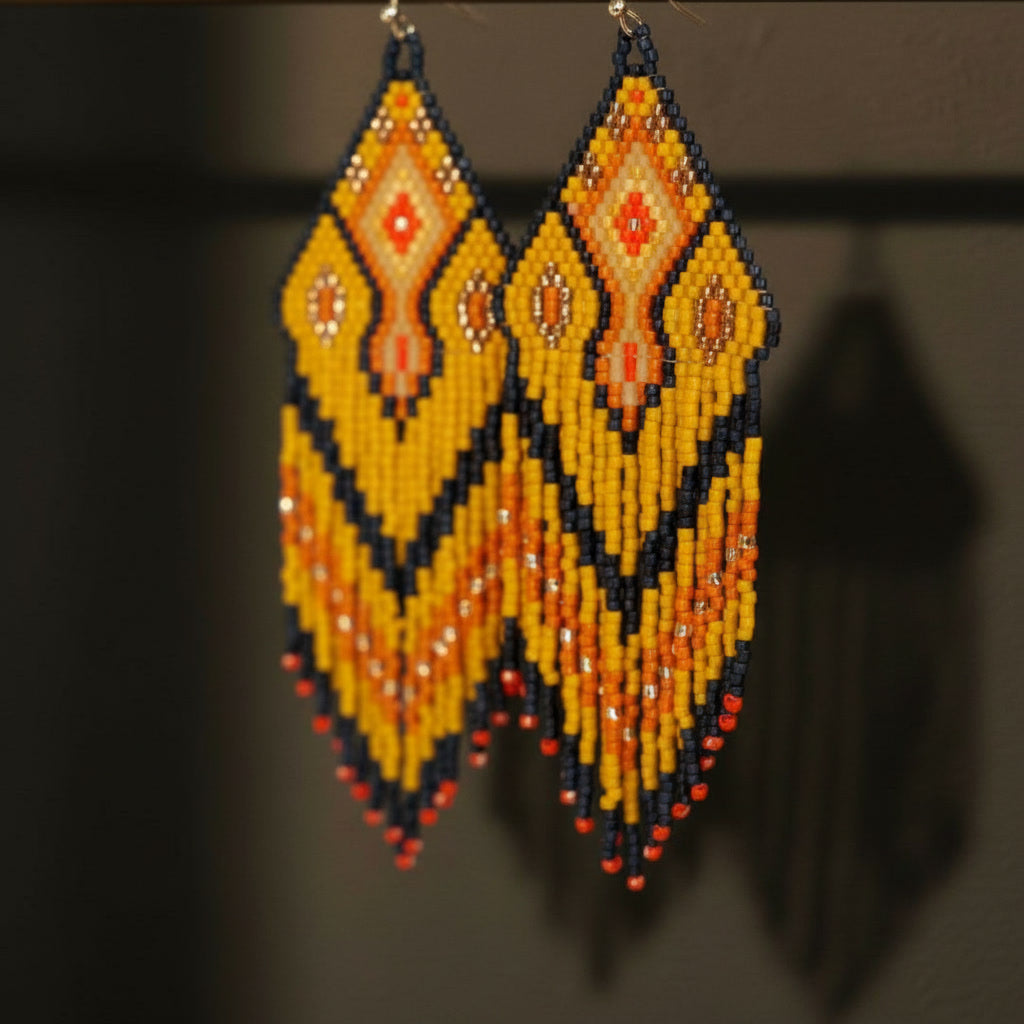 Detaillierte Makroaufnahme des handgewebten Rautenmusters der Ohrringe Sinfonia d’Oro von EDELATELIER. Das präzise geometrische Design aus hochwertigen Miyuki-Perlen vereint tiefschwarze Elemente mit strahlenden Goldakzenten und sanften Beigetönen.