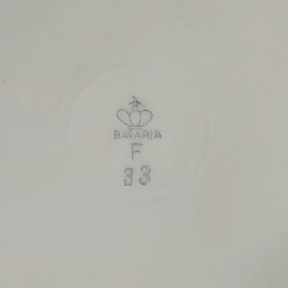 Nahaufnahme der historischen Bodenmarke „Bavaria“ mit Krone und der Kennzeichnung „F 33“, die als Echtheitszertifikat für das verwendete antike Porzellan dient.