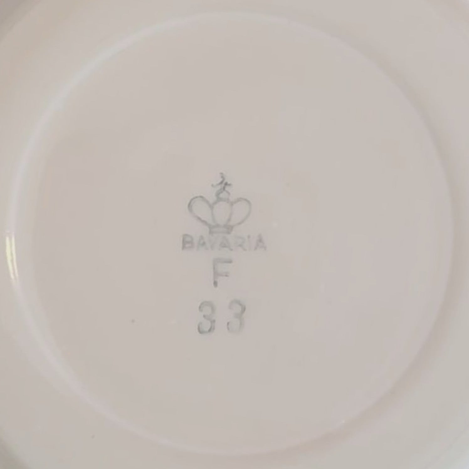 Nahaufnahme der grauen Bodenmarke auf weißem Porzellan: Krone, Schriftzug "BAVARIA F" und Nummer "33".