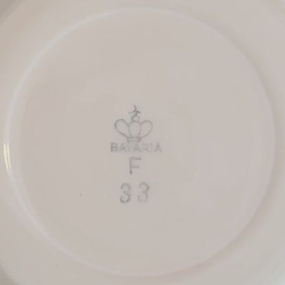 Nahaufnahme der grauen Bodenmarke auf weißem Porzellan: Krone, Schriftzug "BAVARIA F" und Nummer "33".