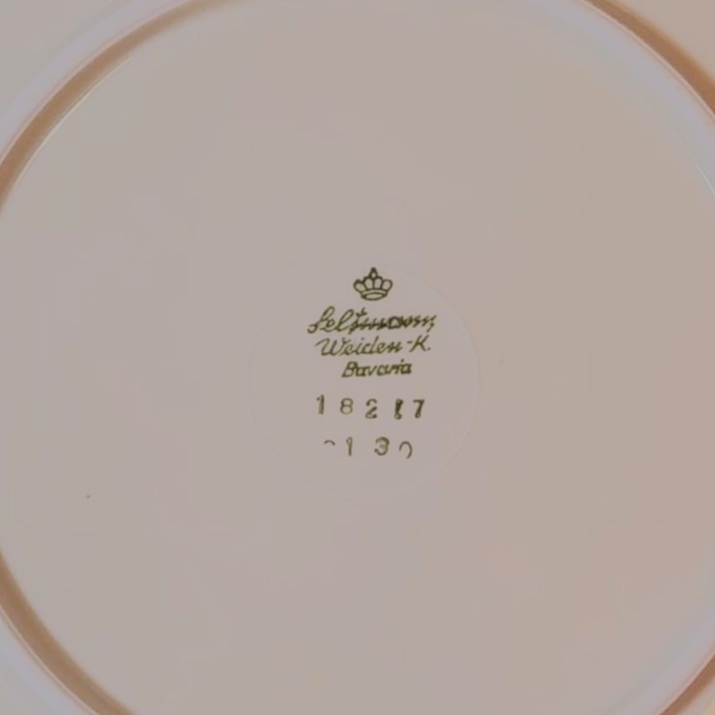 Detailansicht der grünen Bodenmarke auf dem weißen Porzellan, die den Hersteller und die Tradition des ursprünglichen Geschirrstücks bestätigt, aus dem die Paeonia-Ohrringe gefertigt wurden.