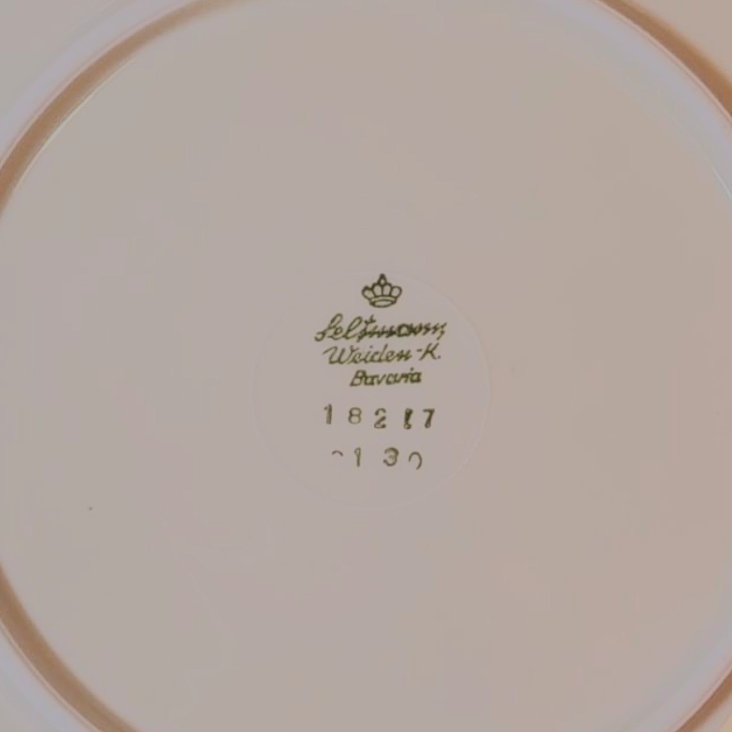 Detailansicht der grünen Bodenmarke auf dem weißen Porzellan, die den Hersteller und die Tradition des ursprünglichen Geschirrstücks bestätigt, aus dem die Paeonia-Ohrringe gefertigt wurden.