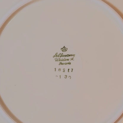 Detailansicht der grünen Bodenmarke auf dem weißen Porzellan, die den Hersteller und die Tradition des ursprünglichen Geschirrstücks bestätigt, aus dem die Paeonia-Ohrringe gefertigt wurden.