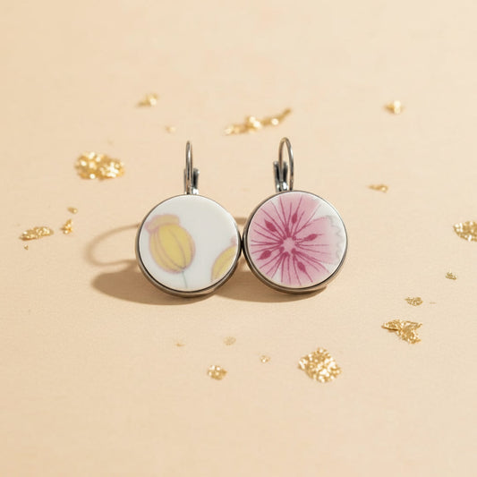 Handgefertigte Porzellanohrringe Amicitia mit kombiniertem Dekor aus gelber Knospe und rosa Blüte auf beigem Hintergrund von EDELATELIER.