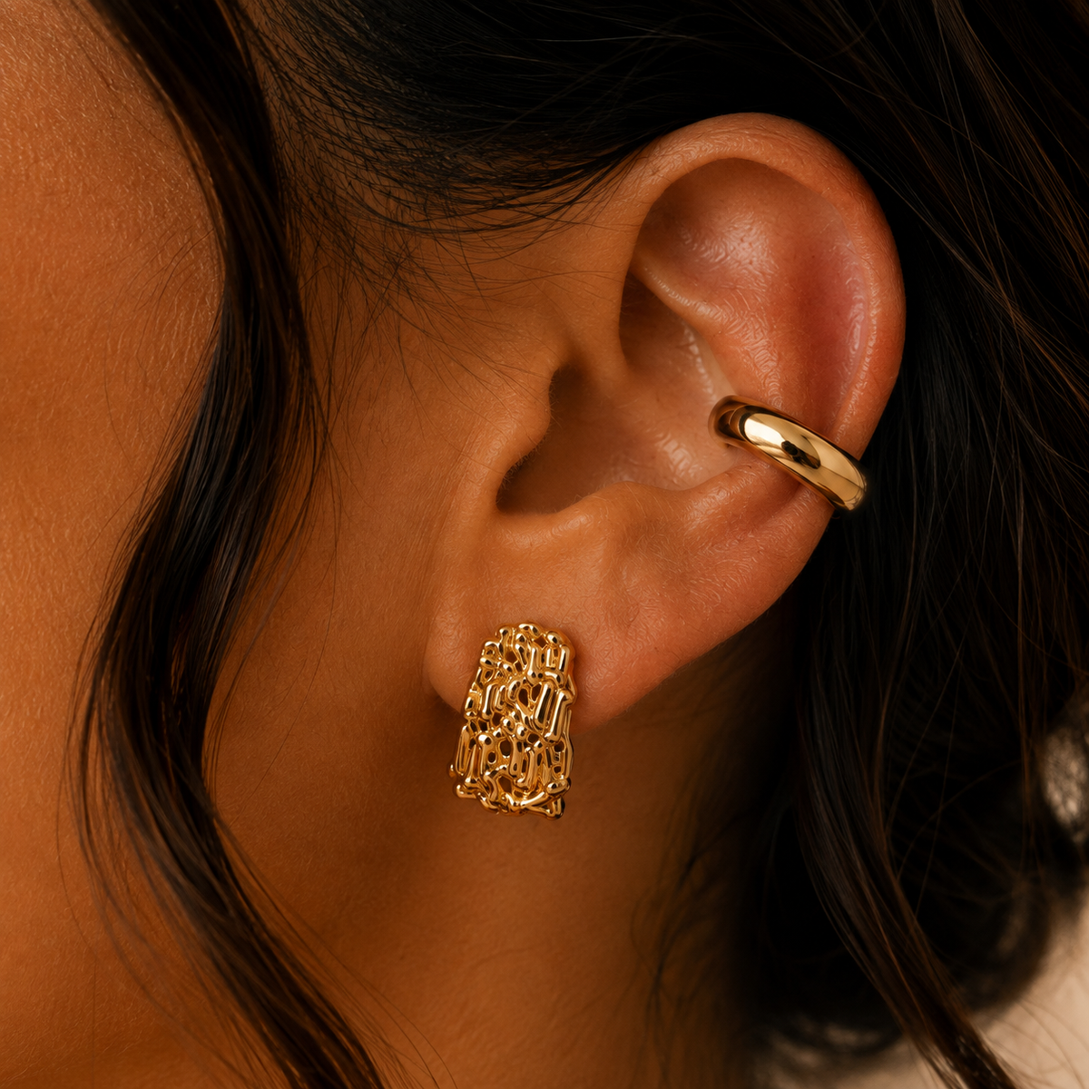 Nahaufnahme des vergoldeten Ear Cuff Anello aus Edelstahl 304 mit 18K Gold PVD-Beschichtung am Ohr getragen.
