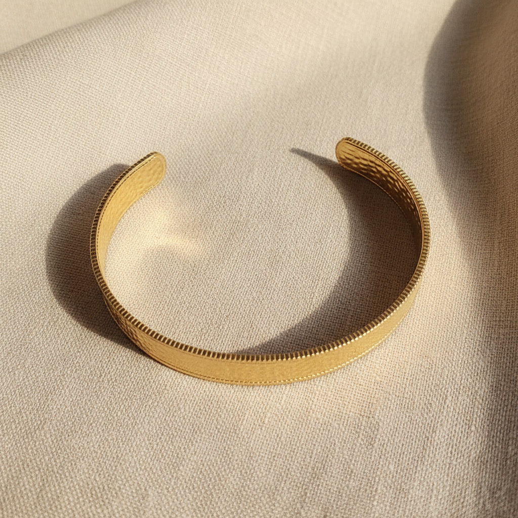 Aurelia breiter Armreif Gold aus 316L Edelstahl mit sichtbarer ovaler Form und Öffnung.