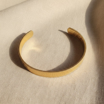 Aurelia breiter Armreif Gold aus 316L Edelstahl mit sichtbarer ovaler Form und Öffnung.