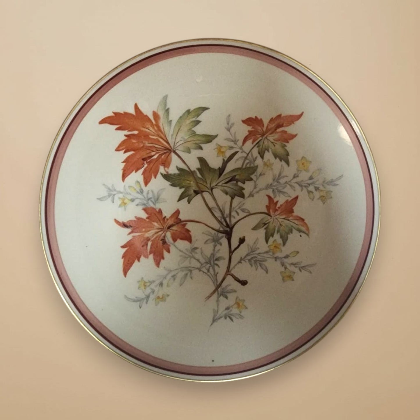 Vorderseite eines Vintage-Porzellantellers mit herbstlichem Blatt- und Blütendesign in Orange und Braun, aus dem die Autumna Ohrringe von EDELATELIER. gefertigt werden.