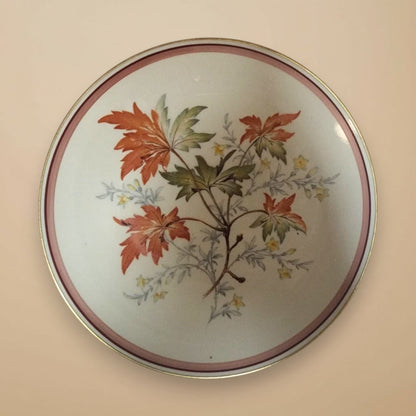 Vorderseite eines Vintage-Porzellantellers mit herbstlichem Blatt- und Blütendesign in Orange und Braun, aus dem die Autumna Ohrringe von EDELATELIER. gefertigt werden.
