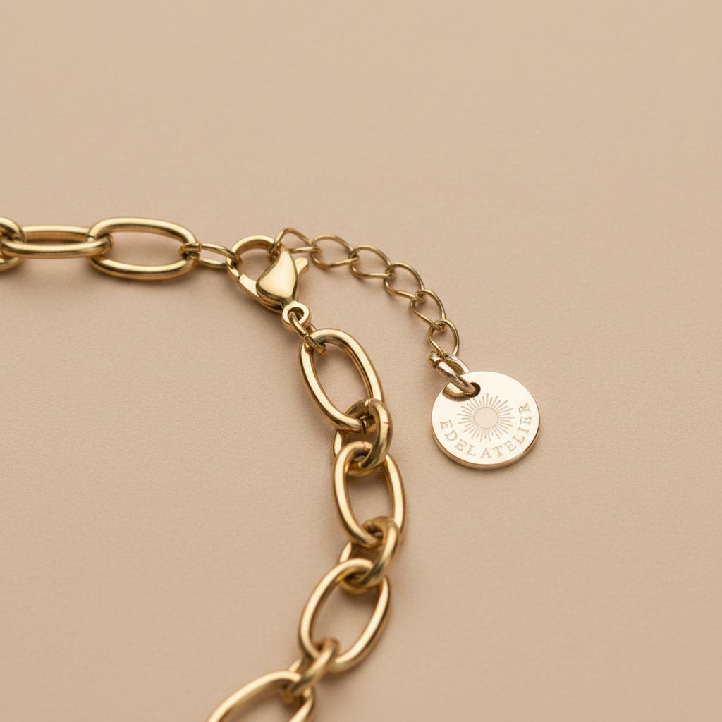 Detailaufnahme des Catena Armbands mit Karabiner, Verlängerungskette und EDELATELIER. Logoplättchen.