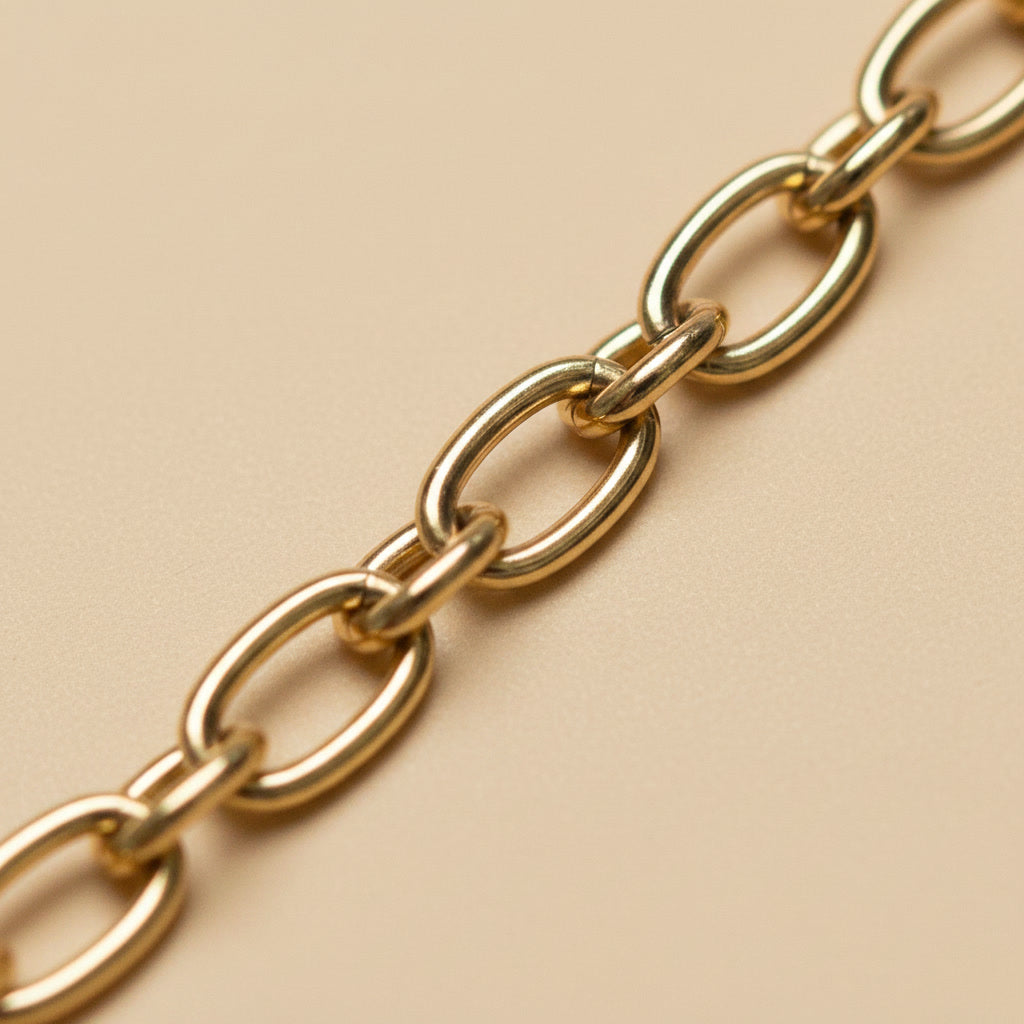 Nahaufnahme der goldfarbenen Glieder des Catena Armbands aus Edelstahl.