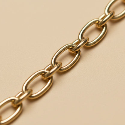Nahaufnahme der goldfarbenen Glieder des Catena Armbands aus Edelstahl.