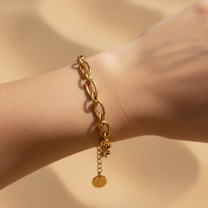 Catena Armband goldfarben am Handgelenk getragen.