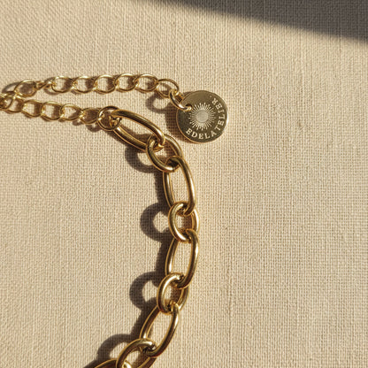 Detailaufnahme des Catena Gliederarmbands mit Karabinerverschluss, Verlängerungskette und EDELATELIER Logo-Plättchen.