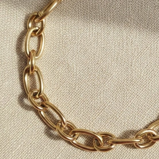 Nahaufnahme der länglichen Glieder des Catena Armbands aus 18 Karat vergoldetem Edelstahl.