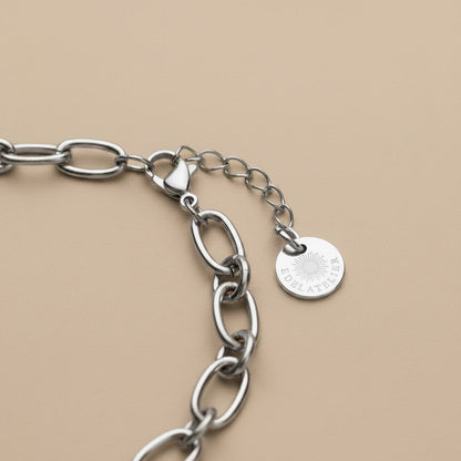 Detailaufnahme des Catena Armbands mit Karabiner, Verlängerungskette und EDELATELIER. Logoplättchen.