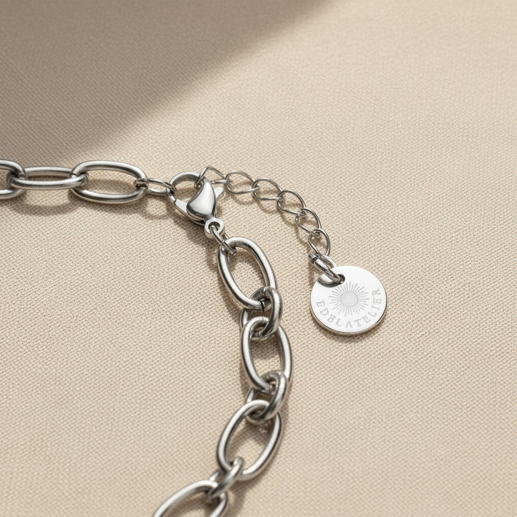 Detailaufnahme des Catena Armbands mit Karabinerverschluss, Verlängerungskette und Logo-Plättchen