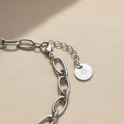 Detailaufnahme des Catena Armbands mit Karabinerverschluss, Verlängerungskette und Logo-Plättchen