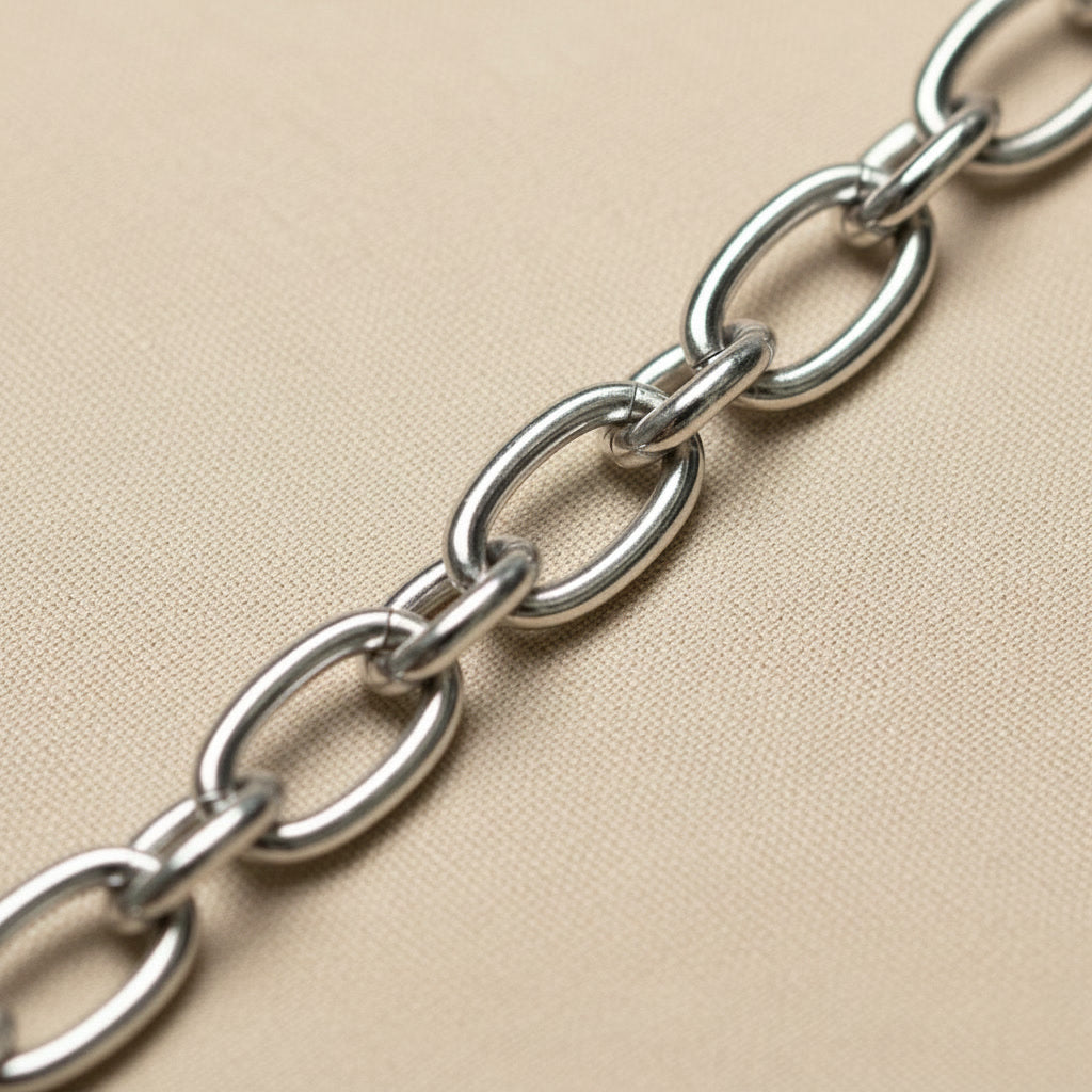 Nahaufnahme der länglichen Glieder des silberfarbenen Catena Armbands aus Edelstahl
