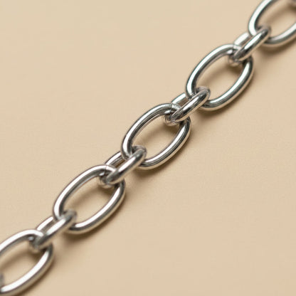 Nahaufnahme der silberfarbenen Glieder des Catena Armbands aus Edelstahl.