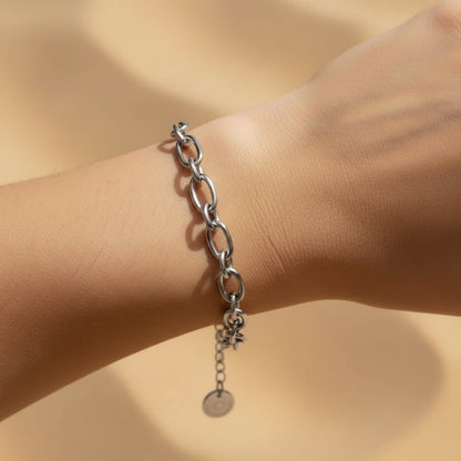 Catena Armband silberfarben am Handgelenk getragen.