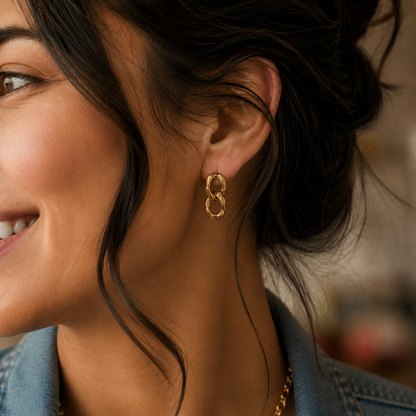 Detailaufnahme eines Models mit goldenen Catena Ohrsteckern in Kettenglieder-Optik.