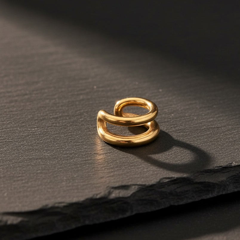 Doppio Ear Cuff mit Doppelring-Optik aus vergoldetem Edelstahl.