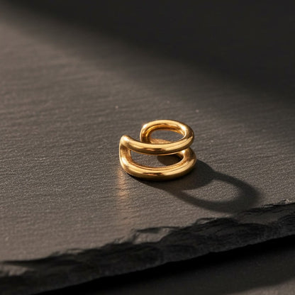 Doppio Ear Cuff mit Doppelring-Optik aus vergoldetem Edelstahl.