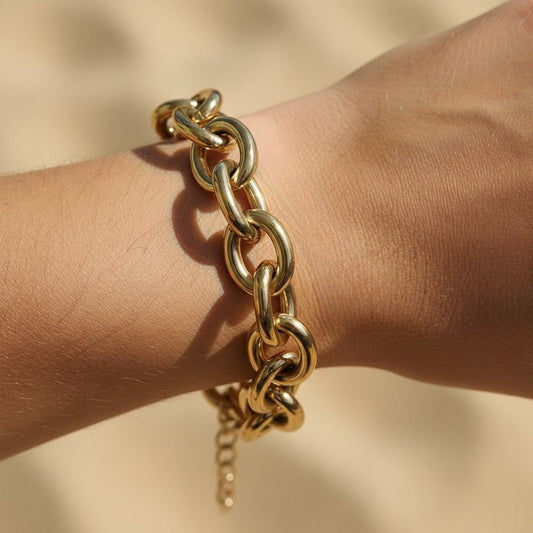 Goldfarbenes Bella Chunky Armband als Statement-Armband am Handgelenk getragen.