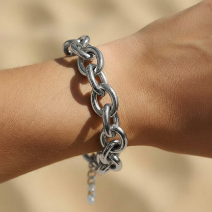 Silberfarbenes Bella Chunky Armband als Statement-Armband am Handgelenk getragen.