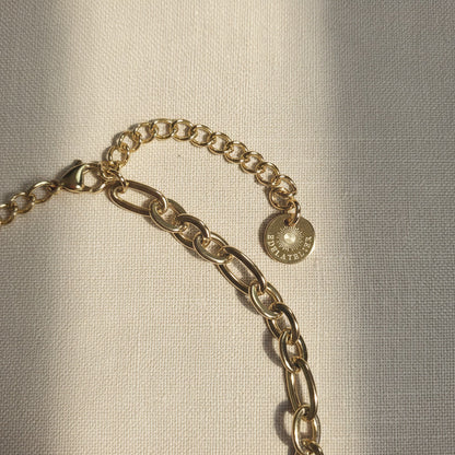 Detailbild der Catena Halskette mit Karabinerverschluss, Verlängerungskette und Logo-Anhänger aus Edelstahl