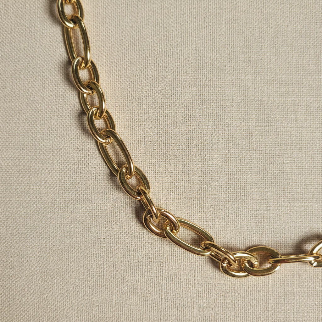 Detailaufnahme der Catena Halskette mit ovalen Gliedern aus 18 Karat vergoldetem Edelstahl