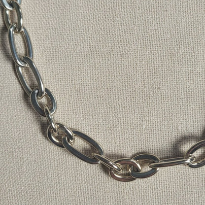 Detailaufnahme der silberfarbenen Catena Halskette mit ovalen Strukturgliedern aus Edelstahl
