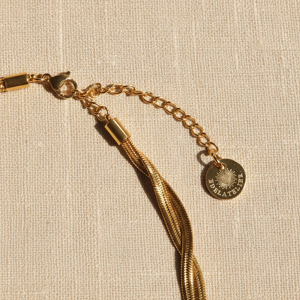 Detailaufnahme des Karabinerverschlusses mit Verlängerungskette und EDELATELIER Anhänger der Intreccia Halskette.