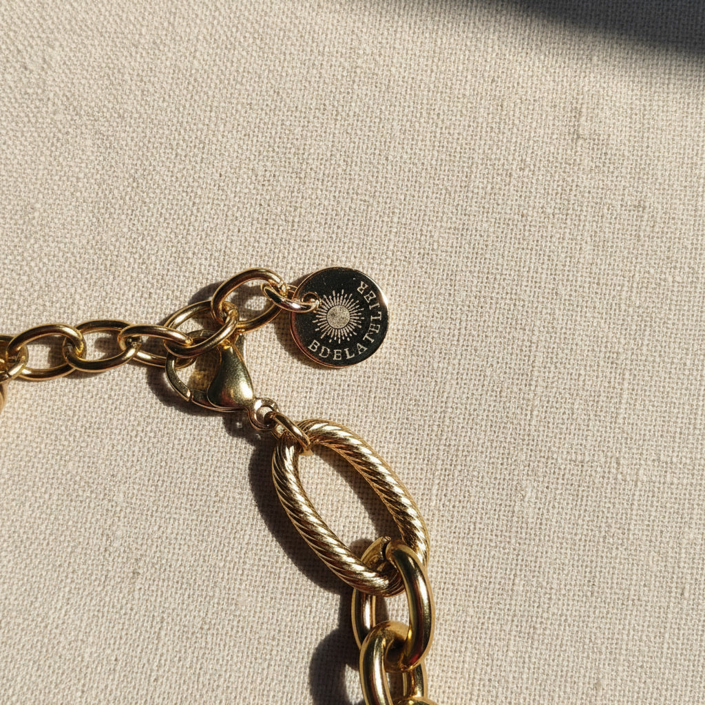 Karabinerverschluss mit Verlängerungskette und EDELATELIER Logo-Plättchen am Maglia Gliederarmband.