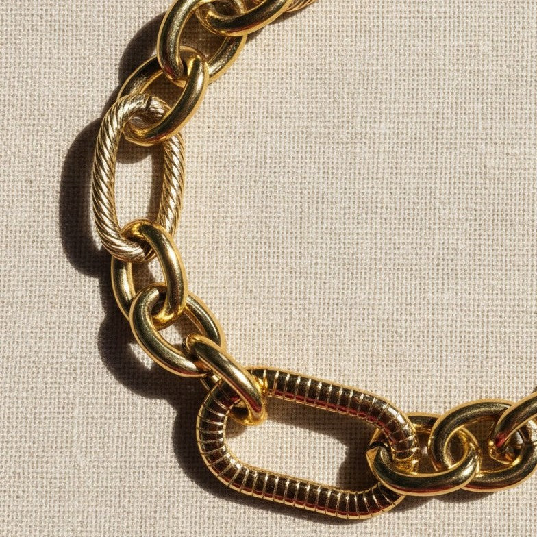 Detailaufnahme des strukturierten Mittelglieds des Maglia Gliederarmbands aus 14 Karat vergoldetem Edelstahl.