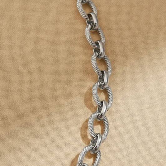 Nahaufnahme der silberfarbenen Maglia Gliederkette mit strukturierten ovalen Kettengliedern.