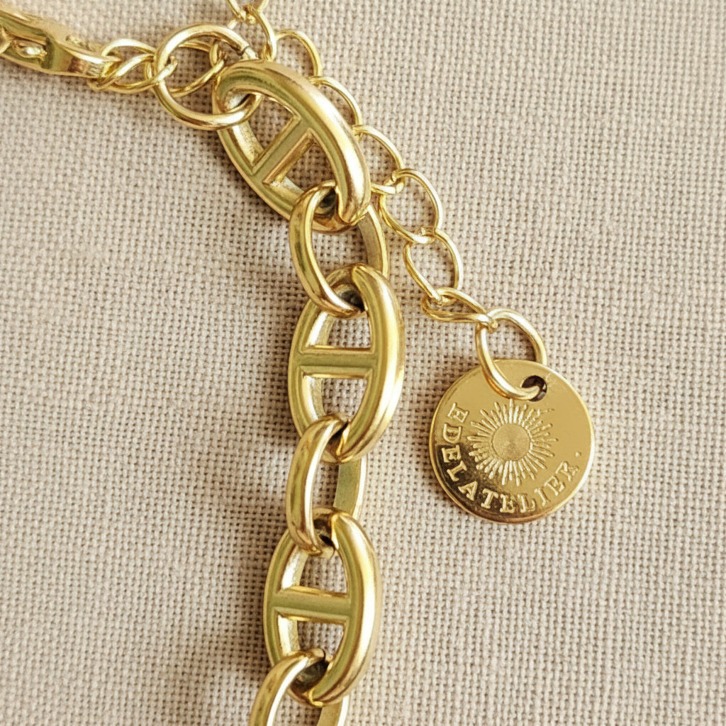 Detailansicht des Marea Gliederarmbands mit Verlängerungskette und rundem EDELATELIER Logo-Anhänger.