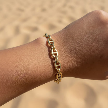 Marea Gliederarmband goldfarben am Handgelenk getragen, modernes Edelstahlarmband für Damen.