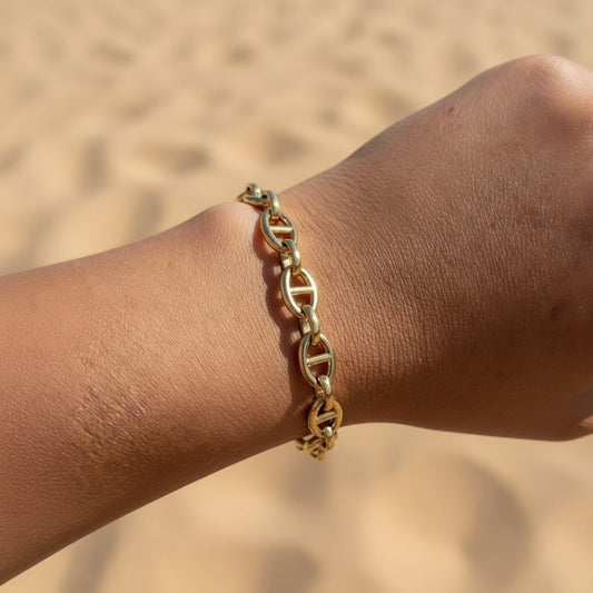 Marea Gliederarmband goldfarben am Handgelenk getragen, modernes Edelstahlarmband für Damen.