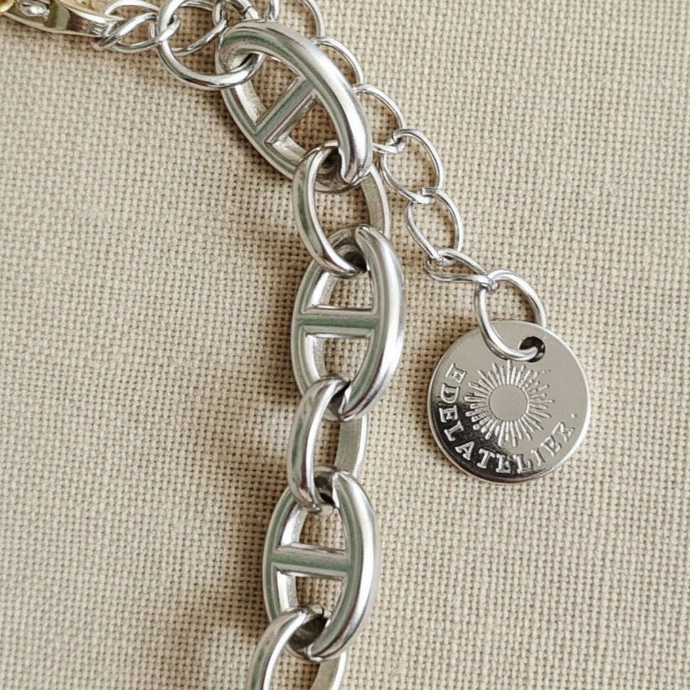 Detailansicht des Marea Gliederarmbands mit Verlängerungskette und rundem EDELATELIER Logo-Anhänger.