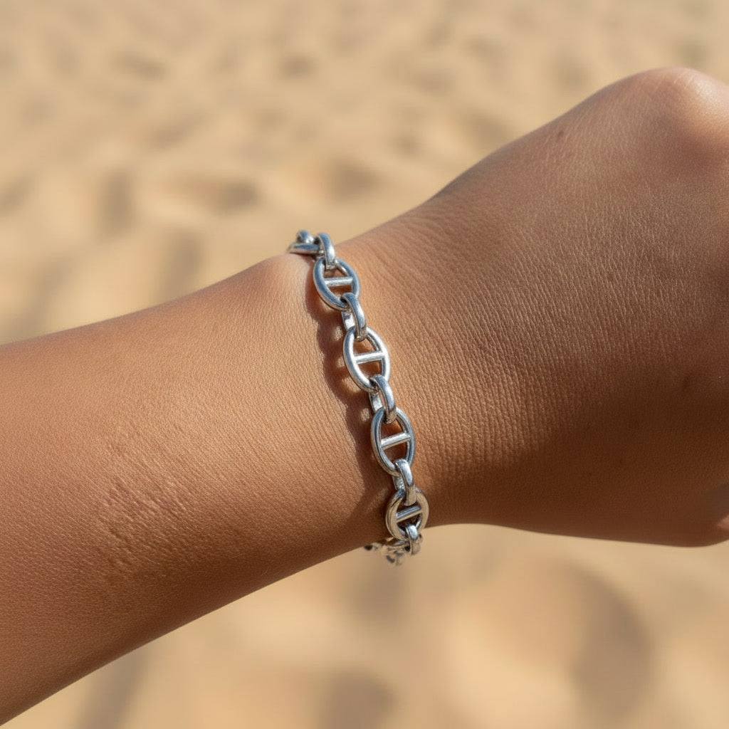 Marea Gliederarmband silberfarben am Handgelenk getragen, modernes Edelstahlarmband für Damen.