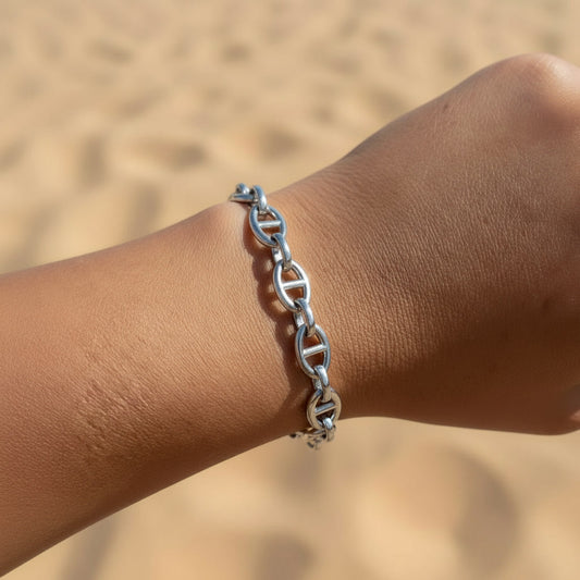 Marea Gliederarmband silberfarben am Handgelenk getragen, modernes Edelstahlarmband für Damen.